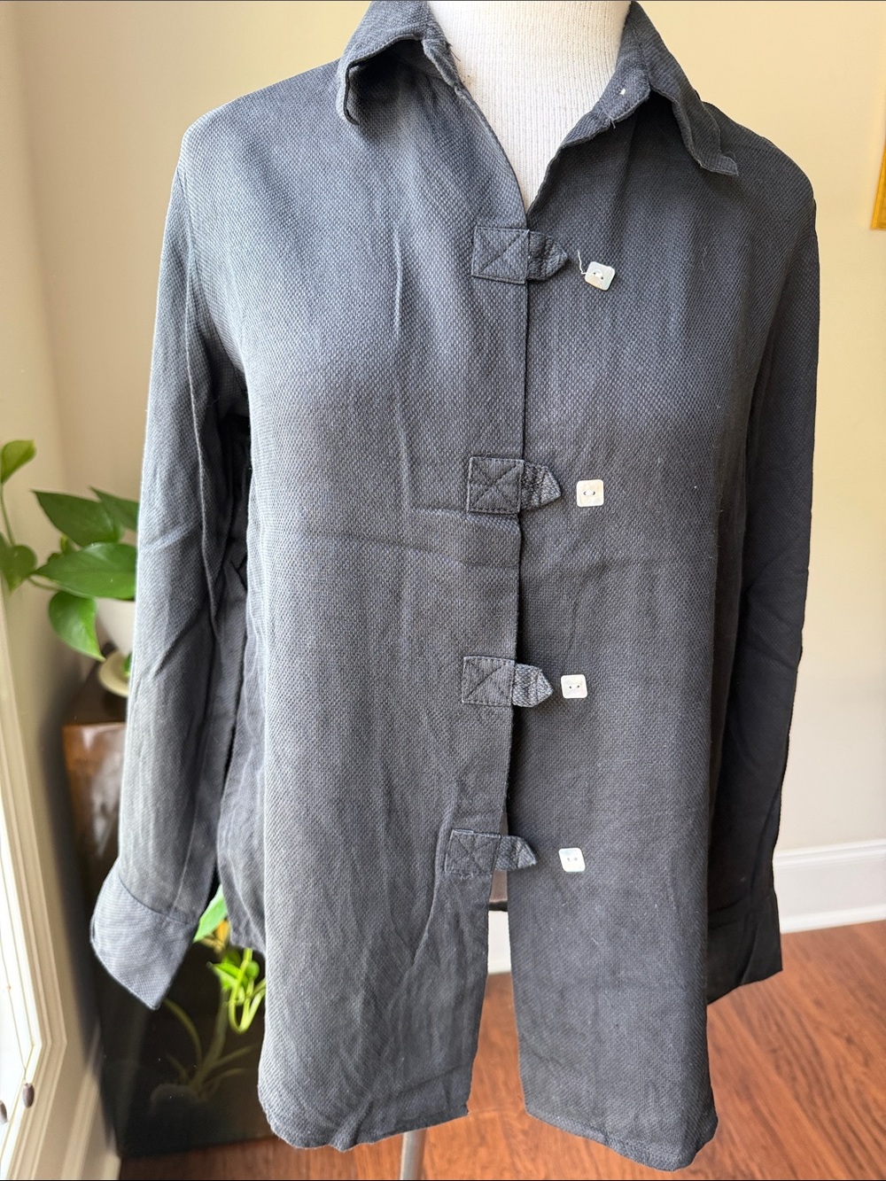 Relaxed Collared Long-Sleeve Blouse in Black